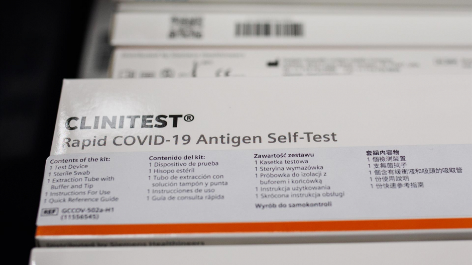 Varias cajas de test de antígenos en la farmacia