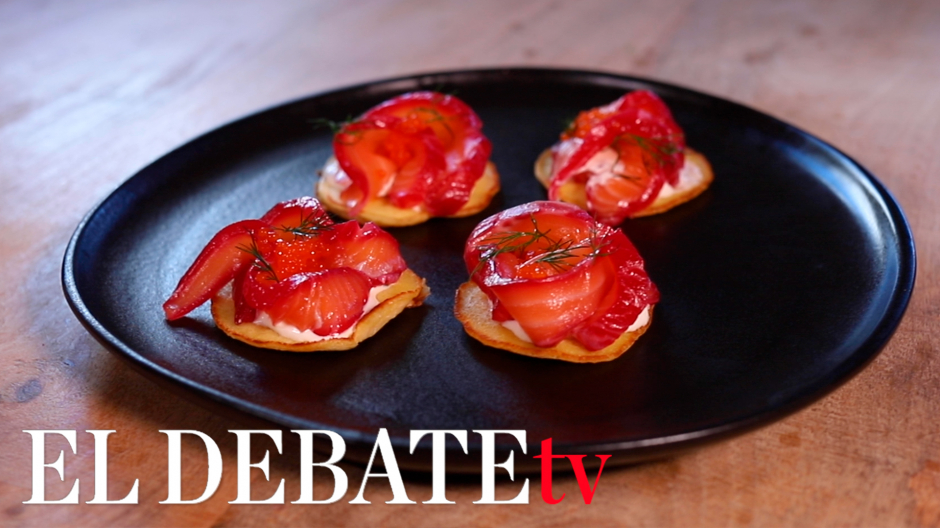 Las recetas de El Debate: blinis de salmón marinado en remolacha con crema agria