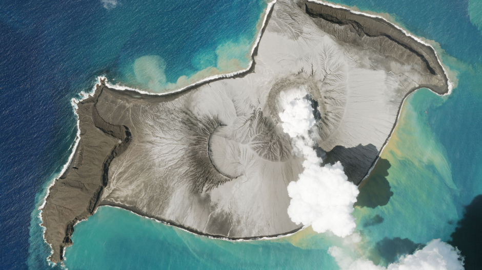 Imagen de la erupción en el volcán de Tonga