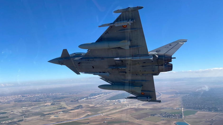 Imagen difundida por el Ejército del Aire del eurofighter equipado con misiles