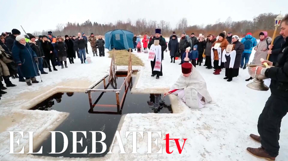 Más de 1 millón de rusos se bañan en aguas heladas por Epifanía ortodoxa