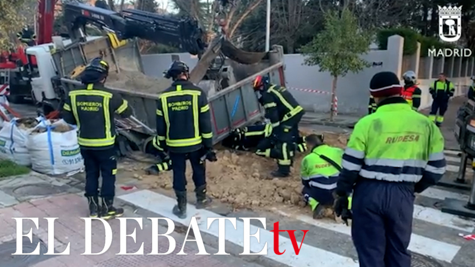 Un camión hundido en el pavimento moviliza a los bomberos de Madrid