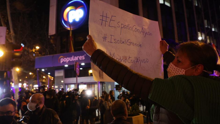 Militantes del PP se manifiestan ante la sede de Génova para pedir la dimisión de Casado y García Egea