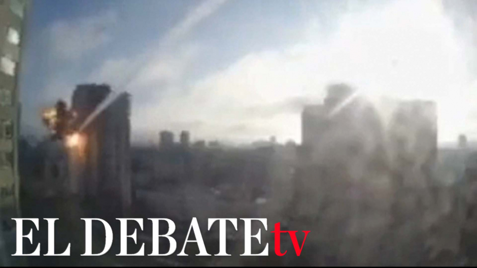 El impactante vídeo en el que se ve cómo un proyectil ruso alcanza un edificio de viviendas en Kiev