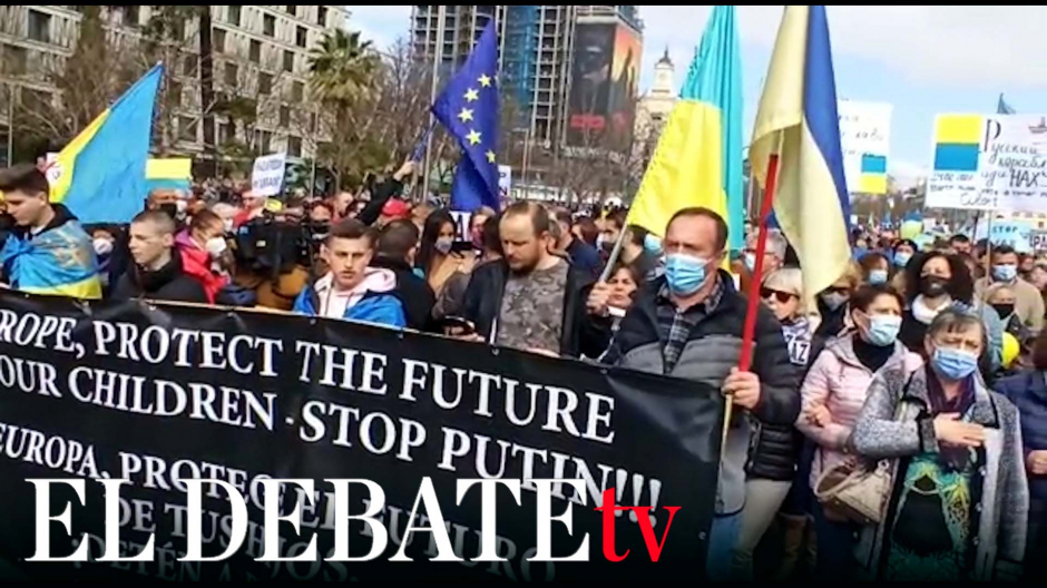 Los ucranianos de Madrid toman la calle entonando el himno nacional para pedir la paz