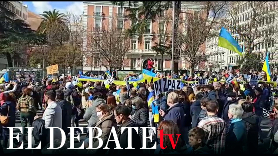 Una bandera de Ucrania gigante en la manifestación de Madrid para pedir la paz tras la invasión rusa
