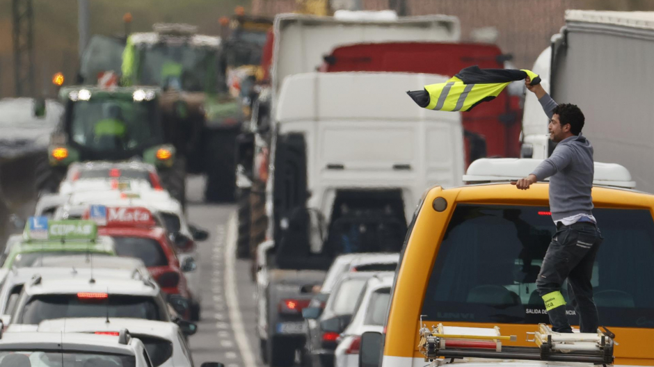 Un grupo de transportistas gallegos circulan con más de un centenar de camiones y vehículos agrarios, haciendo sonar la bocina para protestar por el alza de los precios del combustible, este lunes en Santiago de Compostela