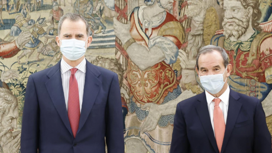 A su llegada a Zarzuela, el Rey Felipe VI estrechó la mano al secretario general iberoamericano, Andrés Allamand Zavala
