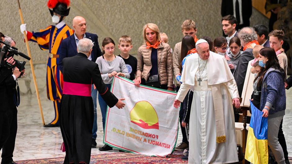 El Papa Francisco, junto al grupo de refugiados ucranianos a los que ha invitado a hacerse una foto con él
