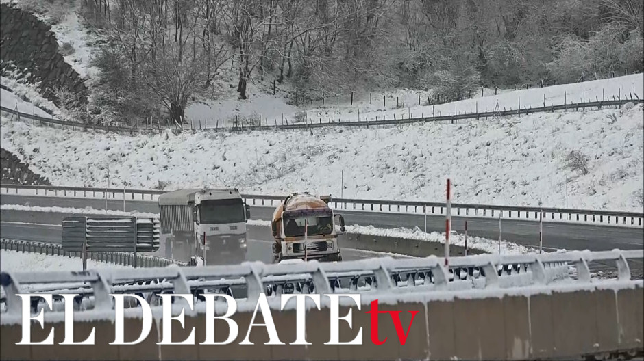 La nieve comienza a complicar el tráfico en Cantabria