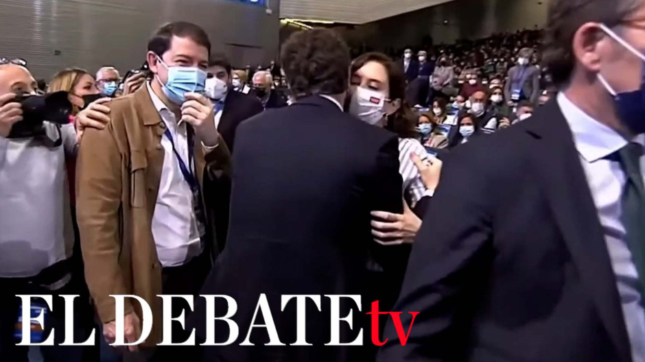 El abrazo entre Ayuso y Casado en el Congreso del PP, en vídeo