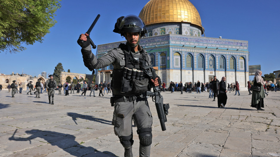 Un miembro de las autoridades israelíes, frente a la cúpula de la roca