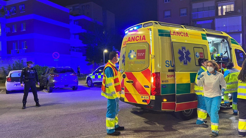 El equipo de SUMMA112 en el lugar donde el menor ha caído desde una ventana.

Un bebé de 18 meses de edad se ha precipitado este domingo al vacío desde la ventana de un segundo piso en Fuenlabrada (Madrid), según ha informado Emergencias 112 Comunidad de Madrid.

ESPAÑA EUROPA EUROPA MADRID ESPAÑA SOCIEDAD
EMERGENCIAS 112 COMUNIDAD DE MADRID