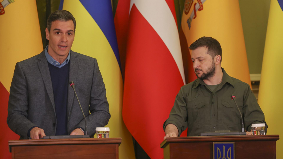 El presidente del Gobierno, Pedro Sánchez (i), y el presidente de Ucrania, Volodímir Zelenski, durante la rueda de prensa en Kiev