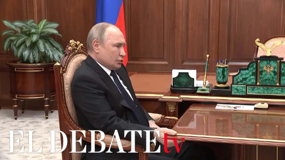 Un vídeo muestra una extraña postura de Putin que revive las sospechas de una enfermedad