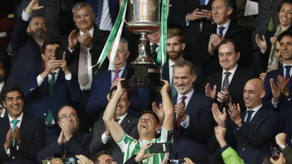 El capitán del Betis, Joaquín Sánchez, tras recibir el trofeo que les acredita campeones de la Copa del Rey al derrotar al Valencia