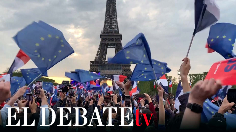 Miles de franceses celebran la victoria de Macron frente a la Torre Eiffel