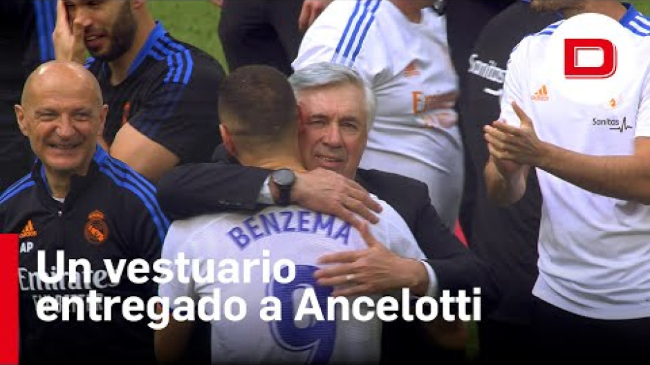 Todos los jugadores blancos fueron a abrazar a su entrenador