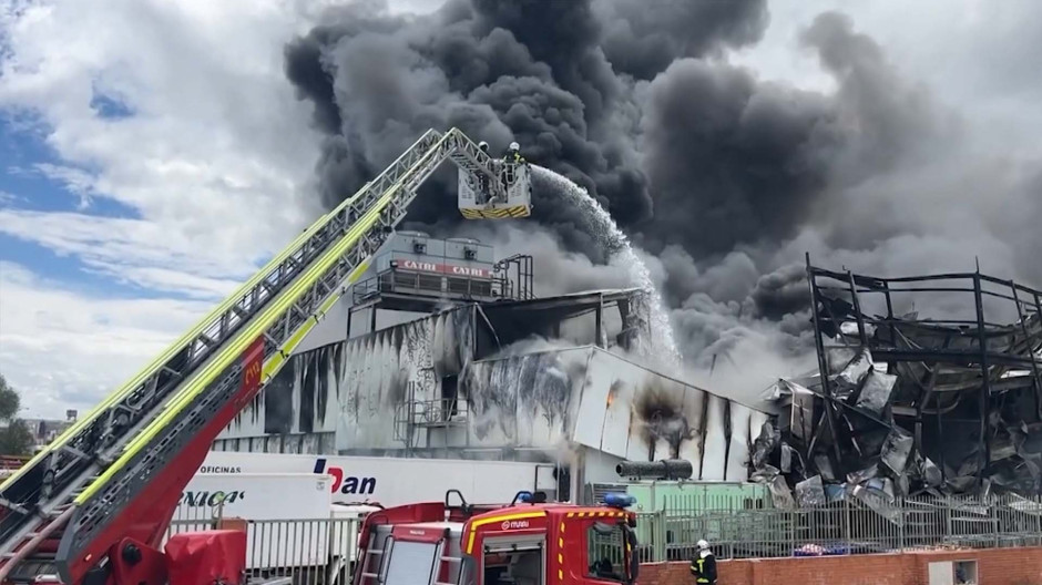 Espectacular incendio en un matadero de Getafe