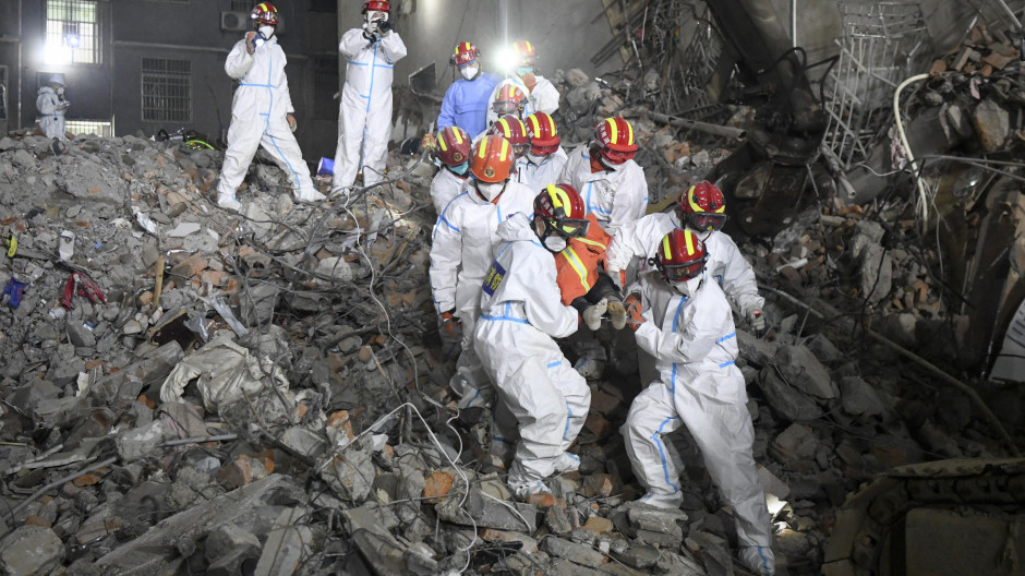 Rescatan a un superviviente bajo los escombros del derrumbe en China