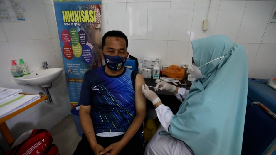 Fieles se vacunan en Indonesia