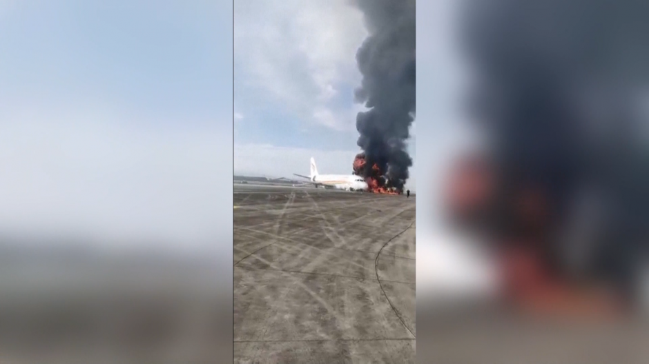 Un avión se incendia al salirse de la pista de despegue en China