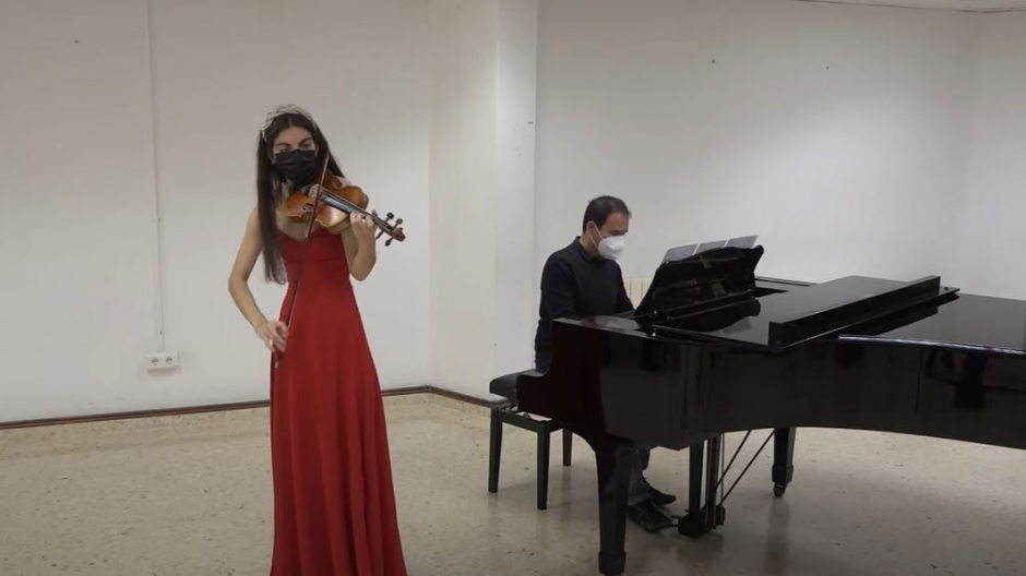 La violinista Marta Encarnación junto a su pianista Luis Giner