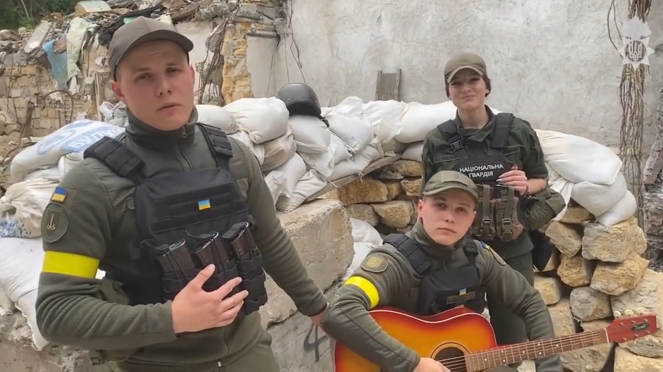 Soldados Ucranianos apoyando su candidatura en Eurovisión