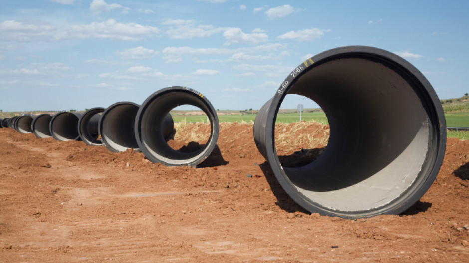 Tuberías en construcción del tramo inicial de Midcat