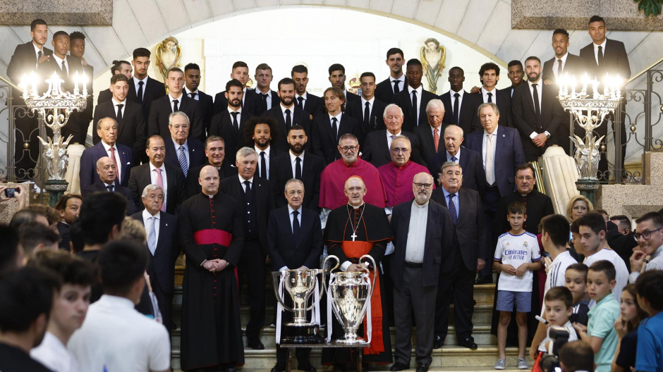 La plantilla del Real Madrid posa con la Liga y la Champions en la catedral de la Almudena