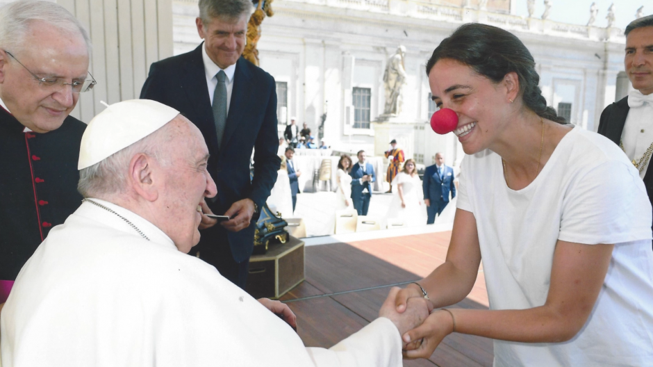 Carlota saluda al Papa con una nariz de payaso