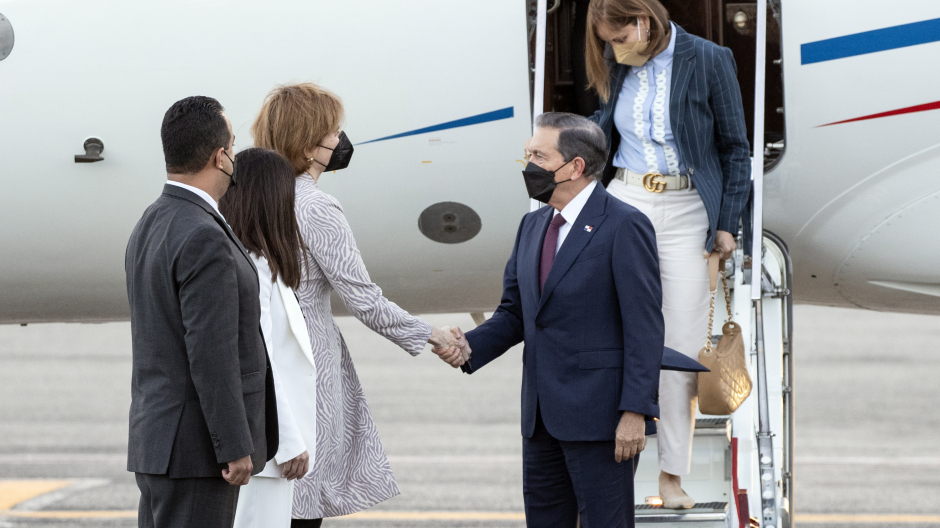 El presidente de Panamá llega a Los Ángeles para asistir a la Cumbre de Las Américas