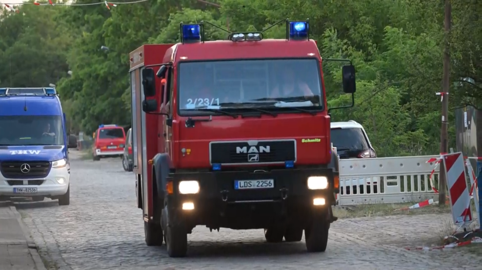 Los bomberos continúan las labores de extinción del incendio en Berlín