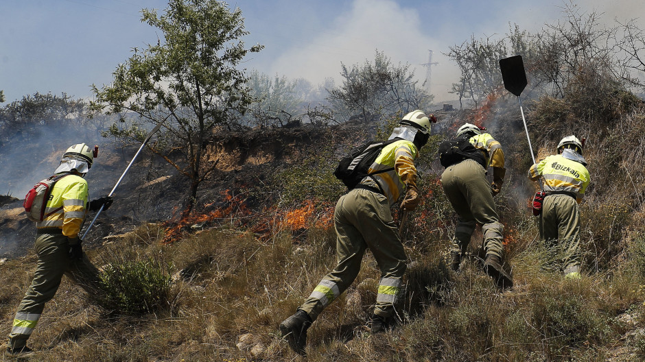 La UME colabora en la extinción del incendio en  Artazu y Legarda (Navarra)