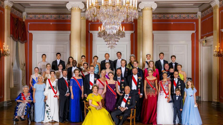 Fotografía de grupo en uno de los salones del Castillo de Oslo con motivo del 18º cumpleaños de la princesa Ingrid de Noruega