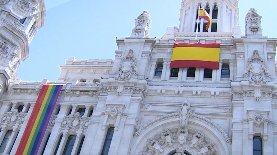 Polémica en la presentación del Orgullo Madrid por la bandera LGTBI