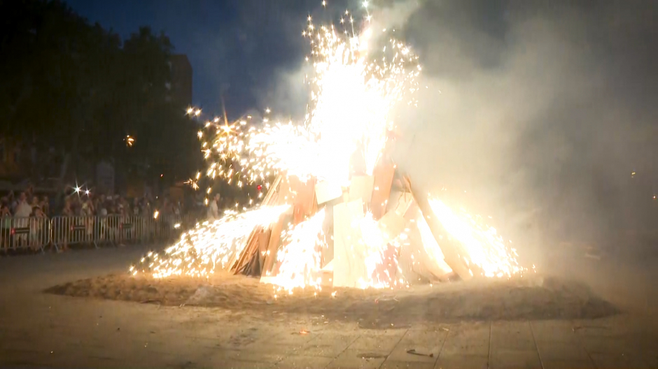Imagen de una hoguera ardiendo para celebrar la noche de San Juan, Barcelona