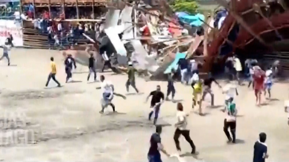 Se desploma una abarrotada plaza de toros en Colombia