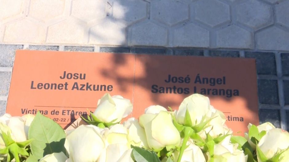 Imagen de las placas en memoria de dos víctimas de ETA