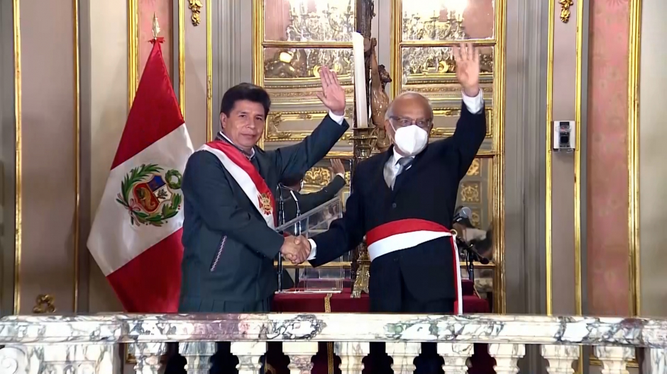 El presidente peruano, Pedro Castillo, a la izquierda