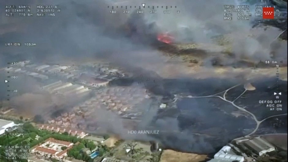 Bomberos de Madrid trabajan en apagar un incendio forestal en Aranjuez