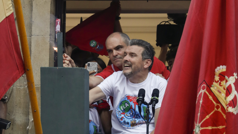 El exfutbolista Juan Carlos Unzué (d) da el chupinazo desde el balcón del Ayuntamiento en la Plaza Consistorial de Pamplona este miércoles dando comienzo a los Sanfermines 2022.