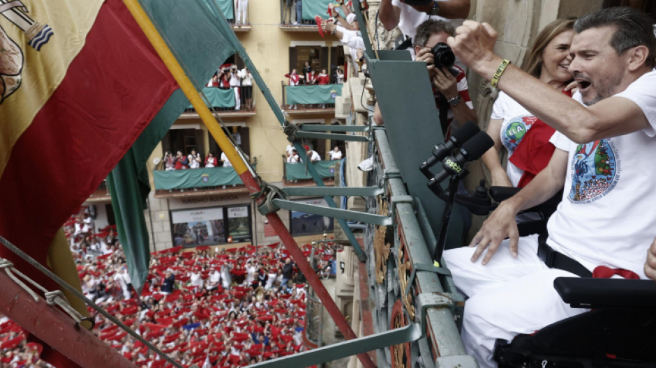 El exfutbolista Juan Carlos Unzué da el chupinazo desde el balcón del Ayuntamiento en la Plaza Consistorial de Pamplona