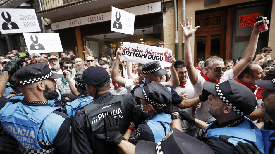 Agentes municipales en la calle Curia durante los momentos de mucha tensión que se han producido cuando un grupo de personas ha increpado a la corporación