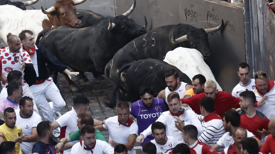 Los toros de la ganadería gaditana de Fuente Ymbro llegan a la curva de la calle de la Estafeta durante el segundo encierro de los Sanfermines 2022