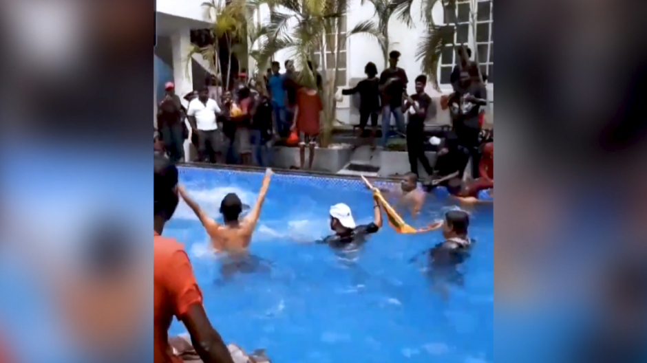 Imagen de los asaltantes usano la piscina presidencial en Sri Lanka