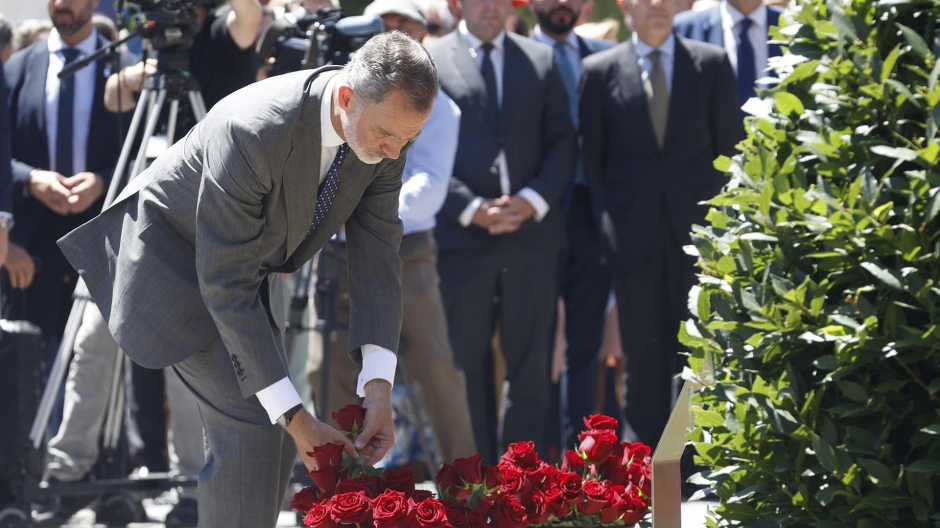 El rey Felipe VI, durante la ofrenda floral este domingo en la localidad vizcaína de Ermua, en la conmemoración del 25 aniversario del secuestro y asesinato del concejal del PP Miguel Ángel Blanco por ETA,