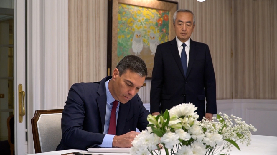 ánchez firma en el libro de condolencias por el asesinato de Shinzo Abe