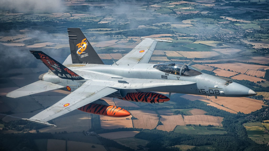 Un F-18 español, con el emblema del tigre, vuela con destino a Reino Unido