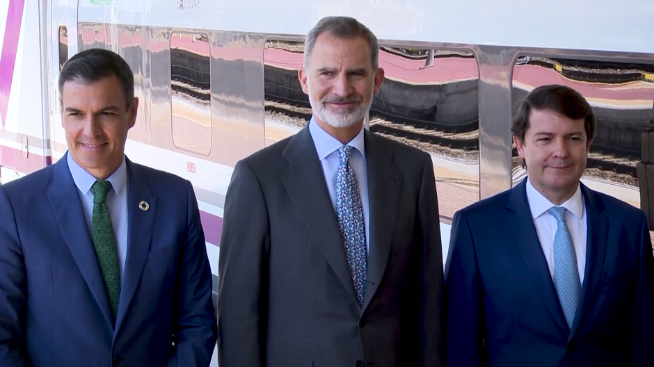 Felipe VI inaugura el AVE a Burgos, que reduce el tiempo a Madrid a hora y media